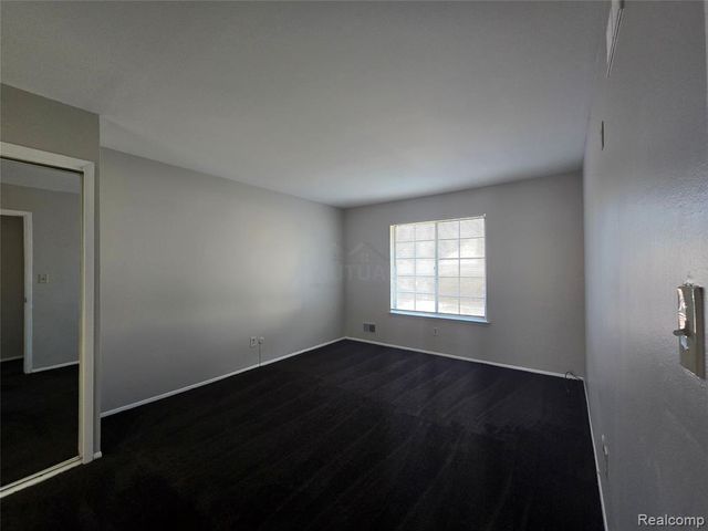 30276 Southfield Road 215, Southfield, MI 48076