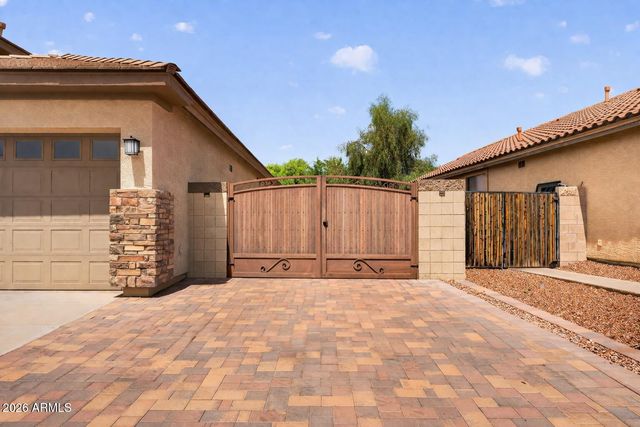 8812 W MYRTLE Avenue, Glendale, AZ 85305