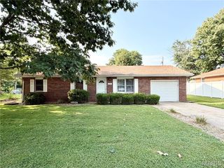218 Pinewood, Godfrey, IL 62035