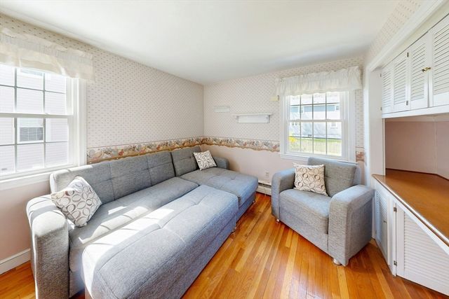 15 Rose St, Milton, MA 02186