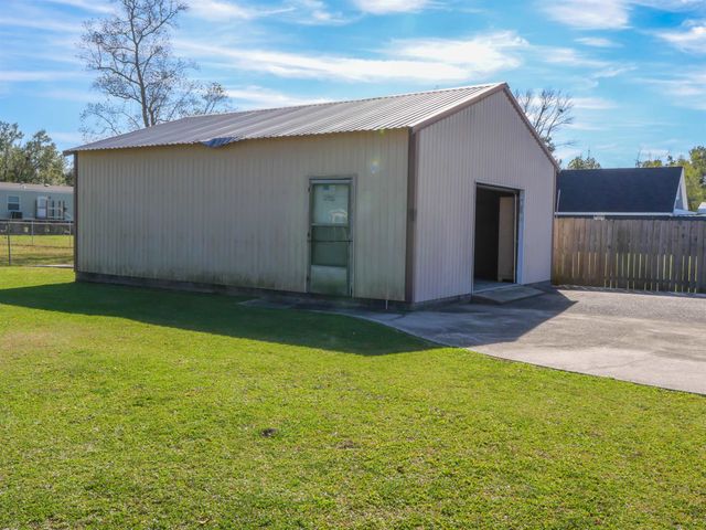 111 Swamp Dr, Bourg, LA 70343