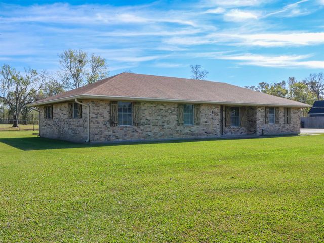 111 Swamp Dr, Bourg, LA 70343
