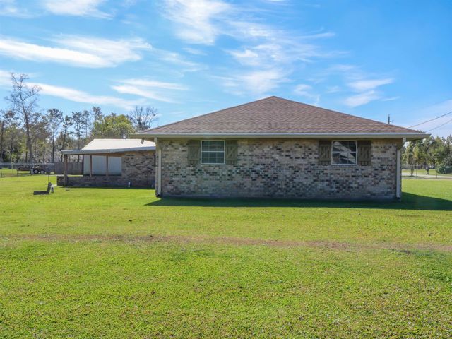 111 Swamp Dr, Bourg, LA 70343