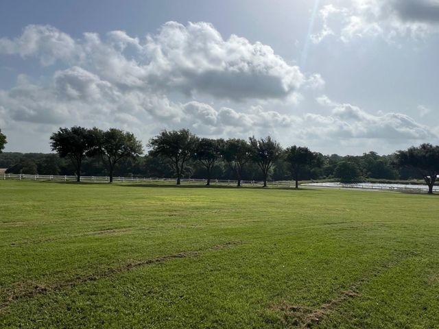3824 Fm 949, Millheim, TX 77474