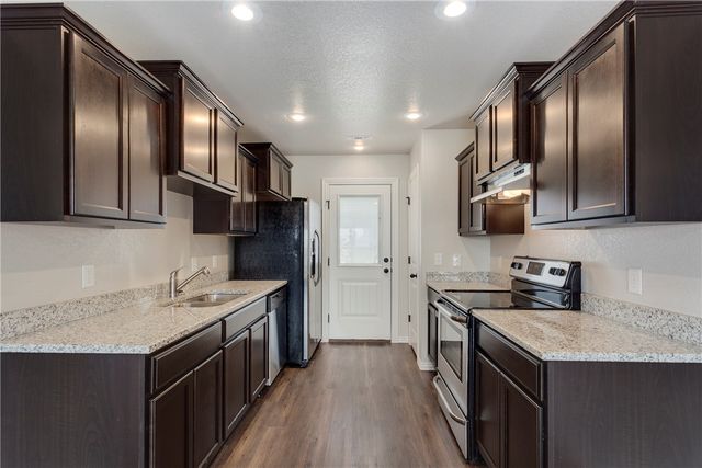 888 Via Silva Avenue B, Springdale, AR 72762