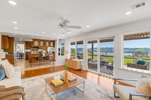 312 Baker Ct, Benicia, CA 94510