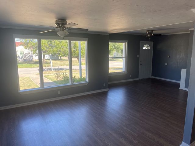 301 E Ave, Ballinger, TX 76821