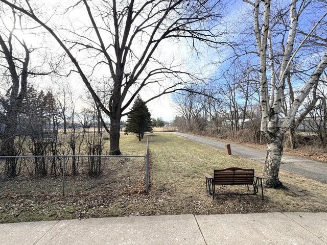 234 Wolf DRIVE, Dousman, WI 53118