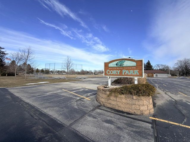 234 Wolf DRIVE, Dousman, WI 53118