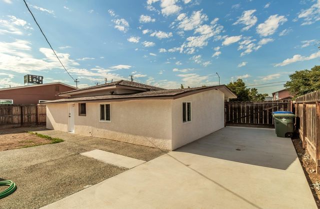 1498 Escalon Avenue, Clovis, CA 93611