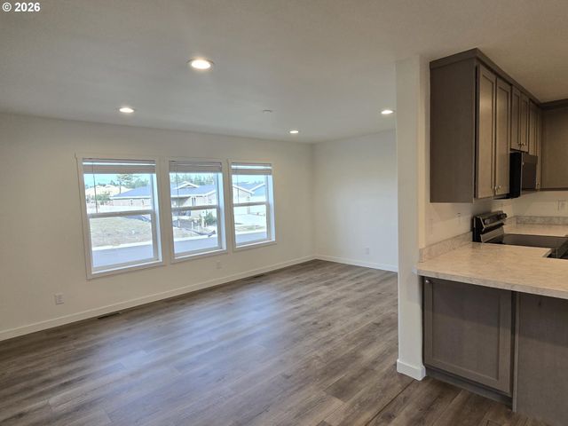 5299 Maple St, Florence, OR 97439