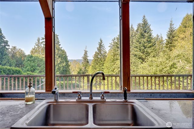5368 Crystal Springs Drive NE, Bainbridge Island, WA 98110