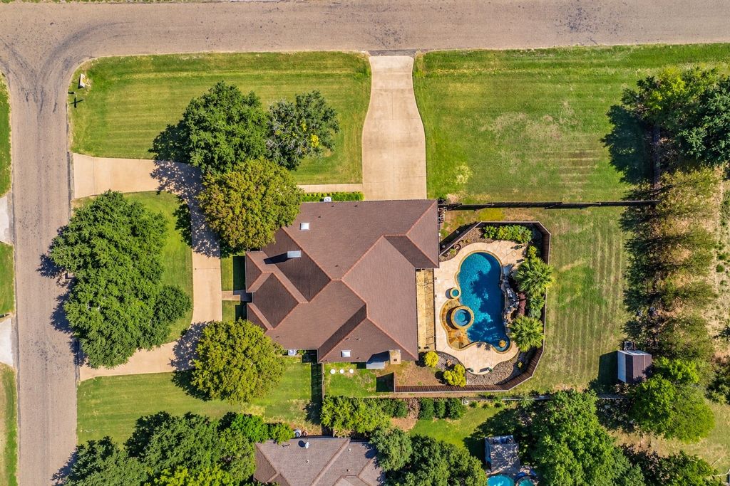 610 Shallow Creek Drive, Oak Leaf, TX 75154 — exterior