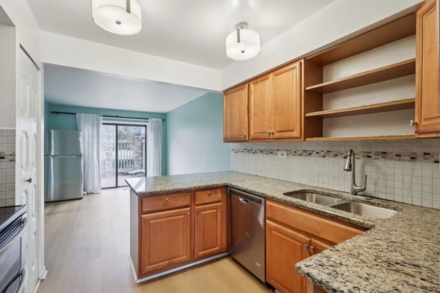 105 W Dover Drive, Mount Prospect, IL 60056
