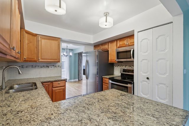 105 W Dover Drive, Mount Prospect, IL 60056
