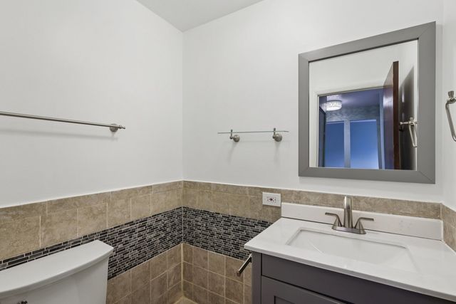 105 W Dover Drive, Mount Prospect, IL 60056