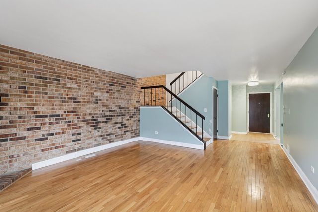 105 W Dover Drive, Mount Prospect, IL 60056