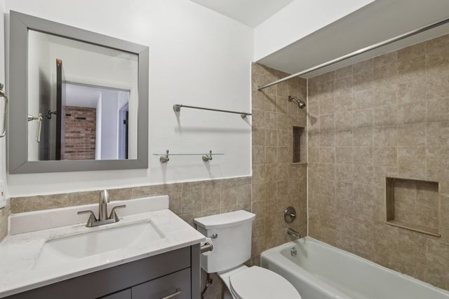 105 W Dover Drive, Mount Prospect, IL 60056
