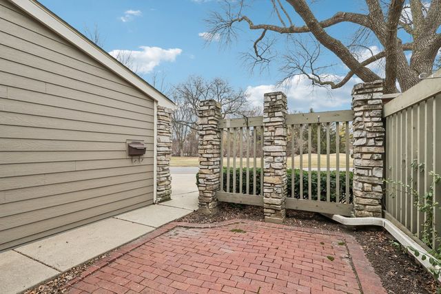 105 W Dover Drive, Mount Prospect, IL 60056