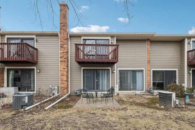 105 W Dover Drive, Mount Prospect, IL 60056