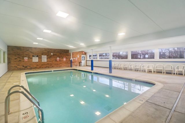 105 W Dover Drive, Mount Prospect, IL 60056