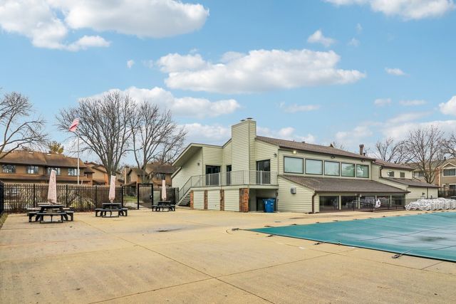 105 W Dover Drive, Mount Prospect, IL 60056