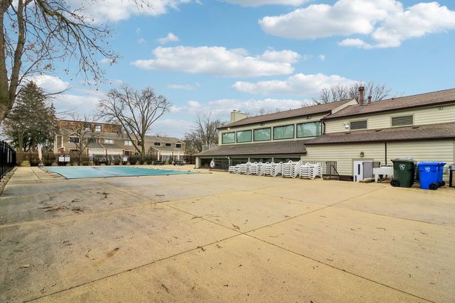105 W Dover Drive, Mount Prospect, IL 60056