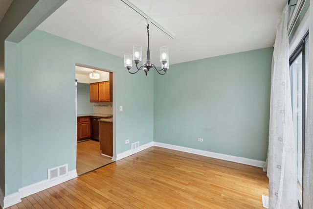 105 W Dover Drive, Mount Prospect, IL 60056