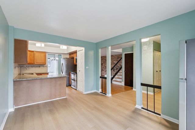 105 W Dover Drive, Mount Prospect, IL 60056