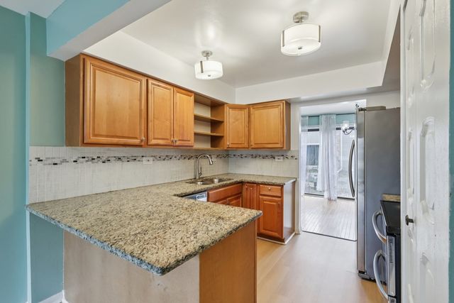 105 W Dover Drive, Mount Prospect, IL 60056