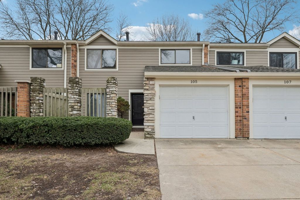 105 W Dover Drive, Mount Prospect, IL 60056