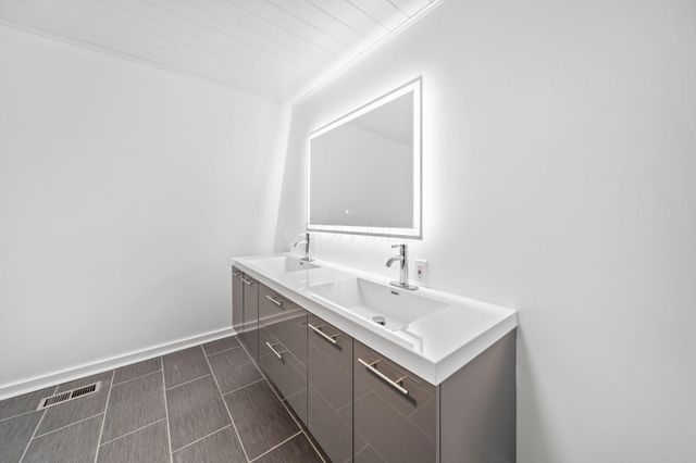 3805 Botson Lane, Cambridge, OH 43725