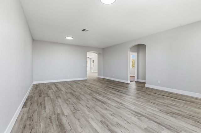 357 Wolfpack Ct, Patterson, CA 95363