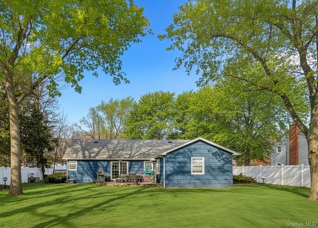 14 Bayside Avenue, Medford, NY 11763