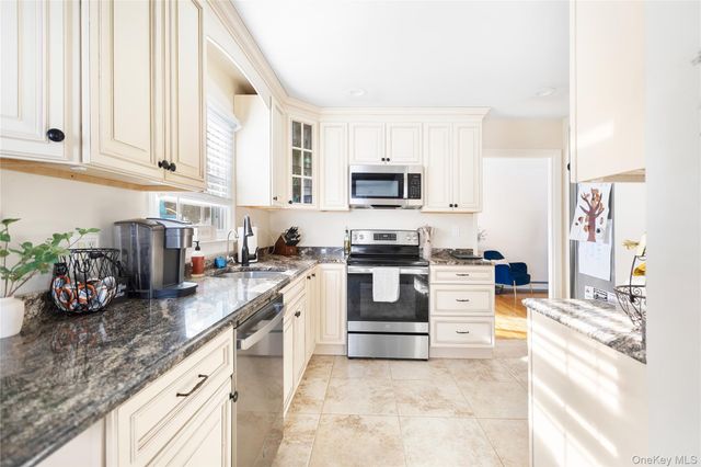 14 Bayside Avenue, Medford, NY 11763