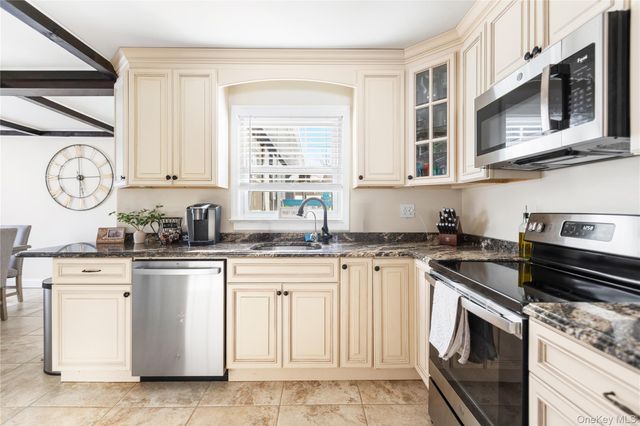 14 Bayside Avenue, Medford, NY 11763