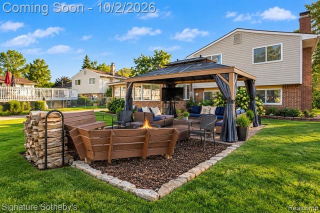 4071 Ironside Drive, Waterford, MI 48329