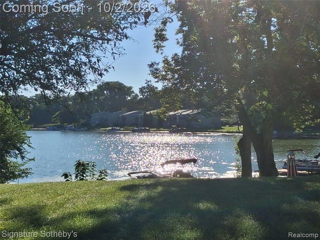 4071 Ironside Drive, Waterford, MI 48329