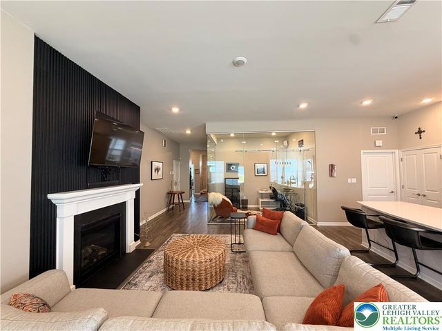 7951 Schaefer Crst, Upper Macungie Twp, PA 18031