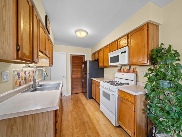 80 Maplewood Drive, Vernon Hills, IL 60061