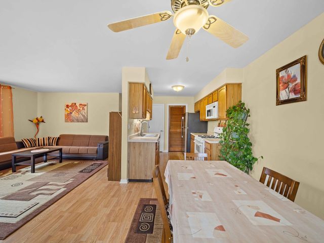 80 Maplewood Drive, Vernon Hills, IL 60061