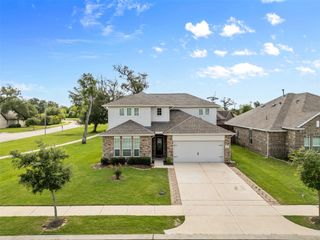 207 Canvasback Dr, Clute, TX 77531