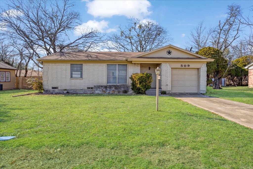 509 Lipscomb Street, Bonham, TX 75418