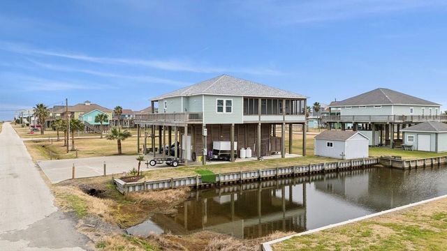 945 Gulfview Drive, Crystal Beach, TX 77650