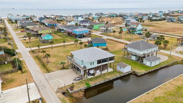 945 Gulfview Drive, Crystal Beach, TX 77650