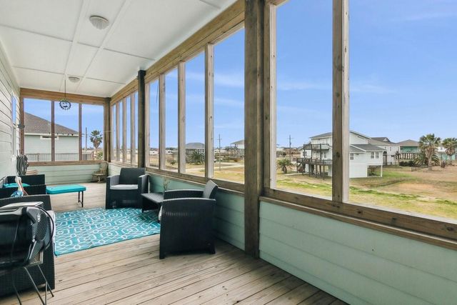 945 Gulfview Drive, Crystal Beach, TX 77650