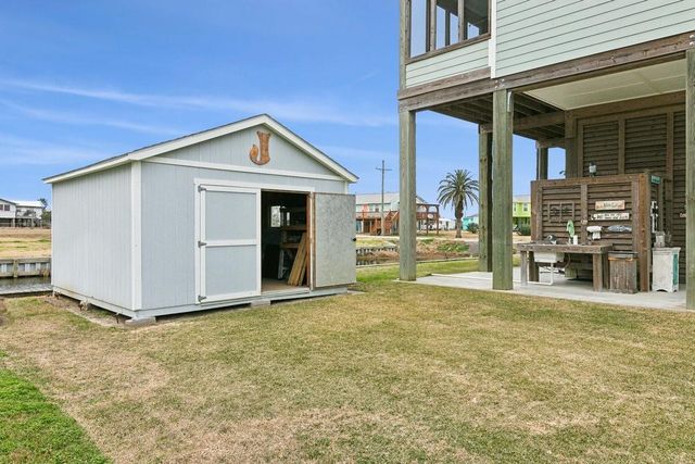 945 Gulfview Drive, Crystal Beach, TX 77650