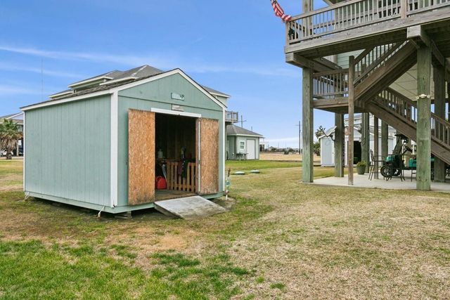 945 Gulfview Drive, Crystal Beach, TX 77650
