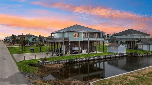 945 Gulfview Drive, Crystal Beach, TX 77650