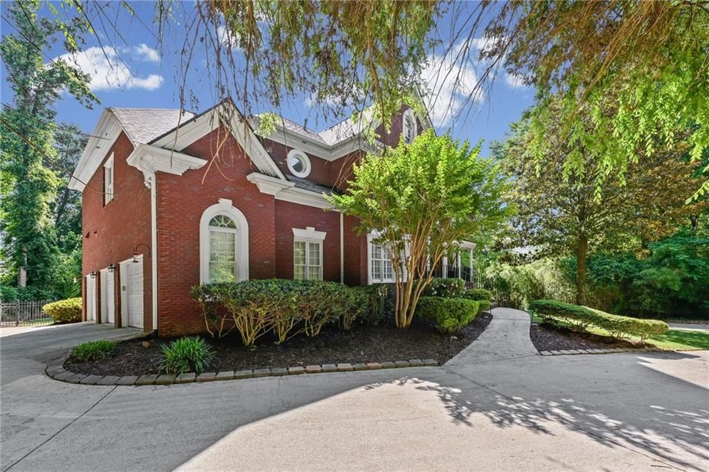 Image 4 of property listing at 1529 Richard Stokes Drive, Decatur, GA 30033